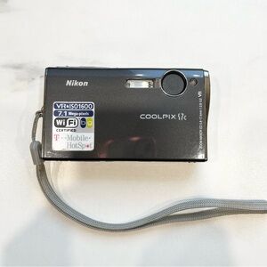 Nikon Coolpix S7c in Glossy Black